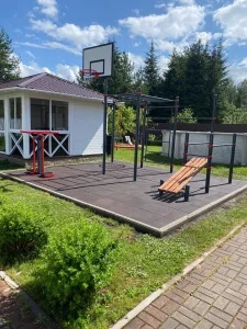 Во дворе частного дома